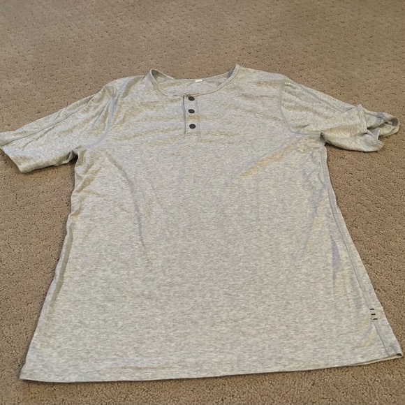 Men’s Lululemon Gray Short Sleeve Henley Bin 302 - Picture 1 of 5